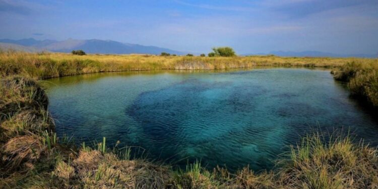 La hermosa Poza Azul que puedes visitar en medio del desierto