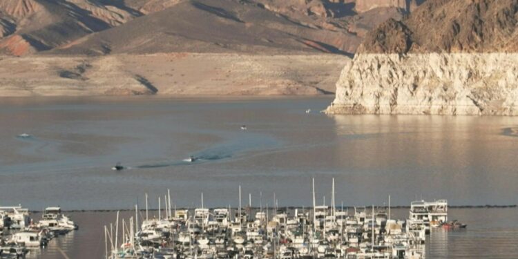 La baja del nivel del agua del lago Mead reflotó un pasado oscuro