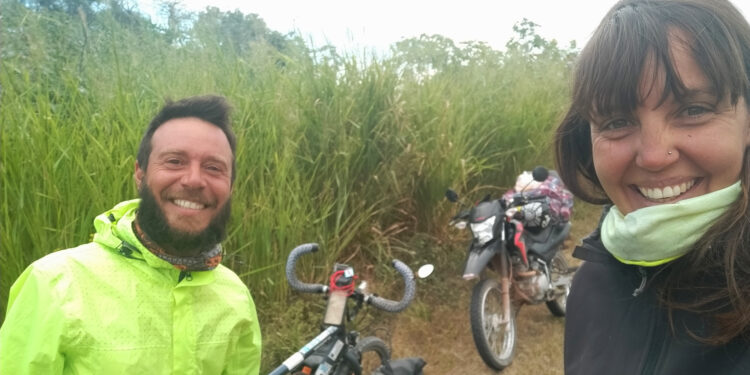 La foto del día en que se conocieron Lucas y Aldana, dos apasionados viajeros que coincidieron en la ruta 40 (Instagram @porlatierrayelmar)