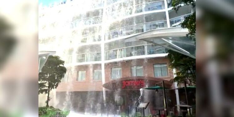 La piscina de un crucero se vuelve una 'cascada' cuando el barco evitó chocar con una balsa