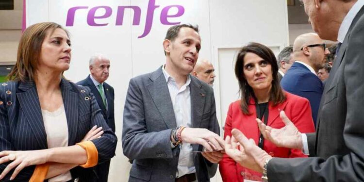 Conrado renueva en convenio con Renfe.