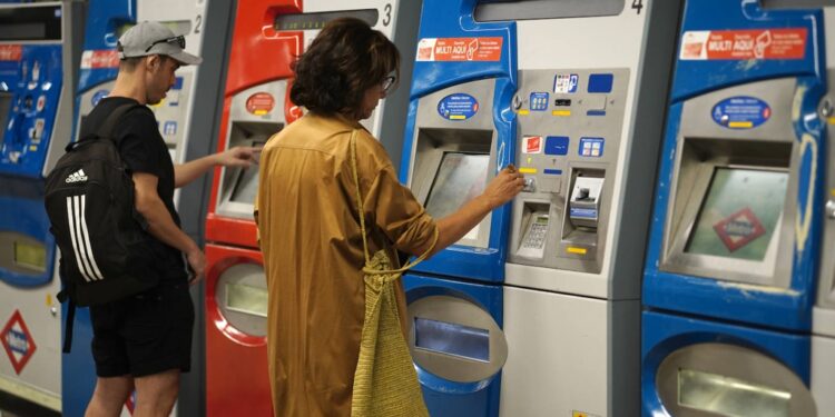 La tarjeta de transporte de 10 viajes de Metro de Madrid y EMT costará la mitad desde febrero