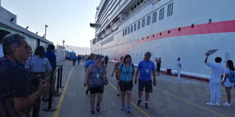 Llega a Acapulco el sexto crucero del año con 5 mil 233 personas