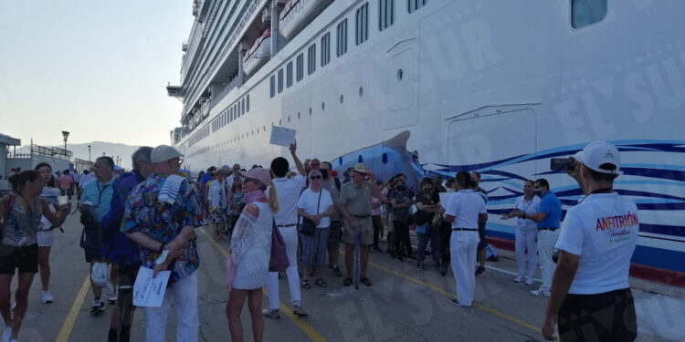 Llega el crucero Norwegian Bliss a Acapulco con más de 5 mil pasajeros