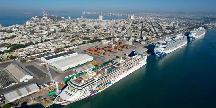 Llegan tres cruceros más a Mazatlán; van seis en dos días y más de 22 mil turistas navieros