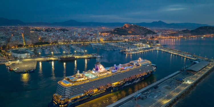 Lo que mejor valoran los cruceristas en Alicante: el clima, la seguridad y la gastronomía