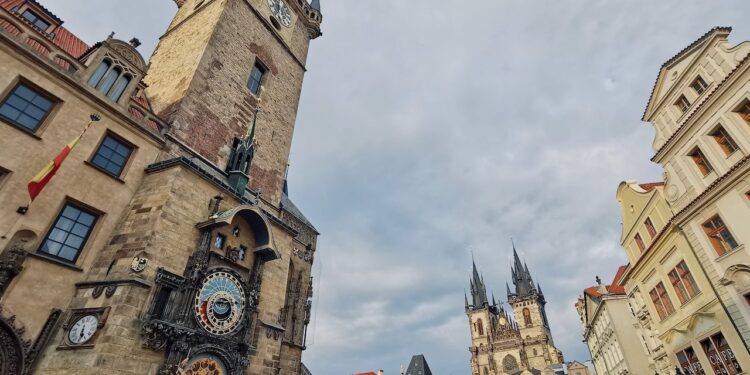 El Reloj Astronómico y la Plaza de la Ciudad Vieja en Praga [(c)Foto: @avistu
