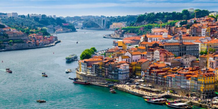 En Portugal, una pareja podría vivir cómodamente con un presupuesto de tan solo $2,800 dólares por mes.