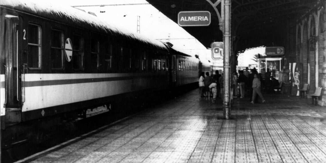 Los días azules de Renfe… y los días negros con Almería