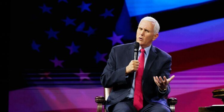 Los documentos hallados del exvicepresidente de EEUU Pence incluyen notas de viajes al extranjero