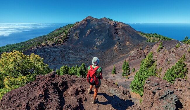 El volcán de La Palma se ha convertido en una auténtica atracción turística para los más aventureros