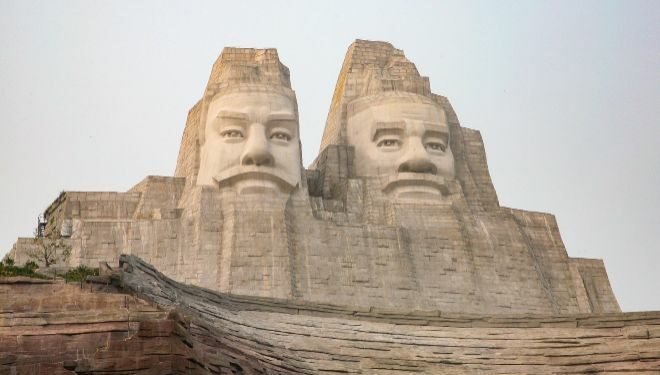 Estatua de los emperadores Yan y Huang