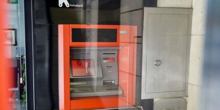 Los pagos con tarjeta de los clientes de Kutxabank suben un 11,2% en 2022, hasta los 5.011 millones