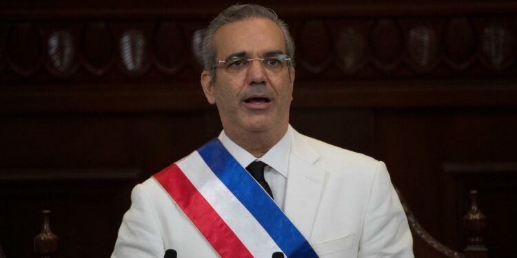 Luis Abinader destaca que plan contra la burocracia mejorará la economía