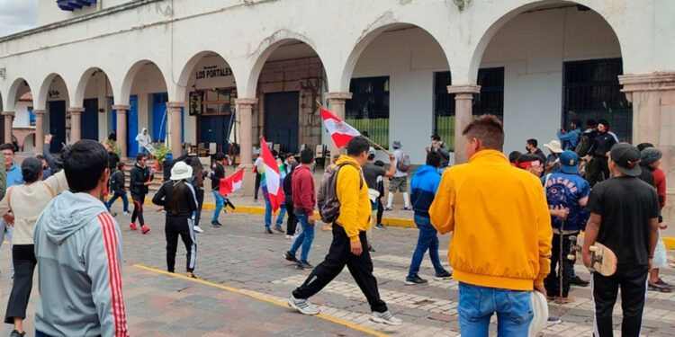 MANIFESTACIONES VIOLENTAS ESTÁN DESTRUYENDO A LA INDUSTRIA TURÍSTICA DEL PERÚ – RCR Peru