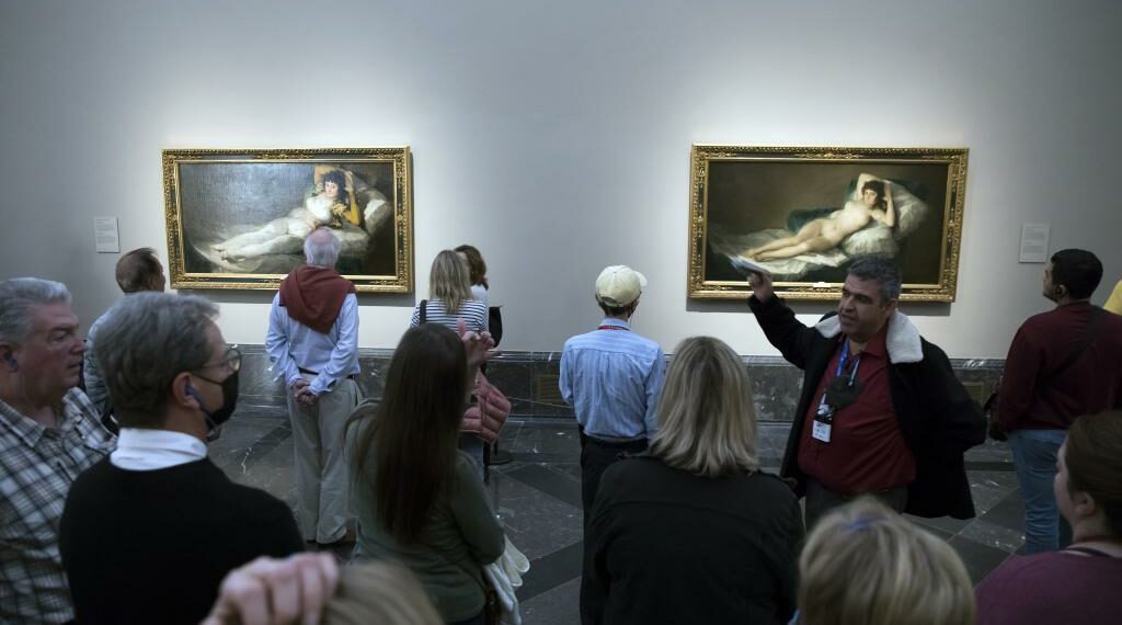 Turistas visitando el museo de El Prado.