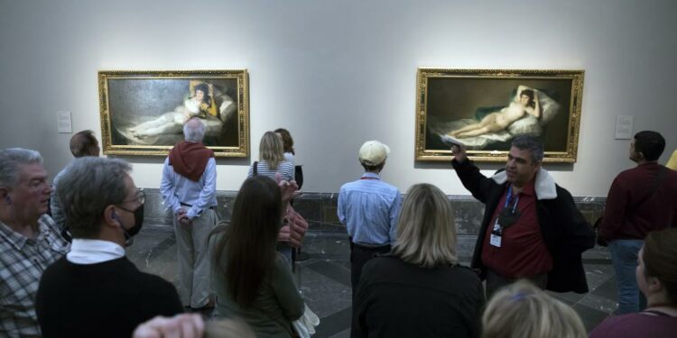 Turistas visitando el museo de El Prado.