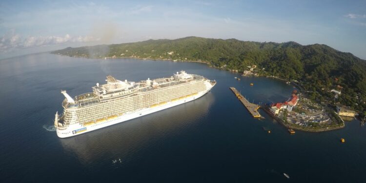 Más de 10 cruceros recibirá Roatán en primeros días del año 2023 - Hondudiario