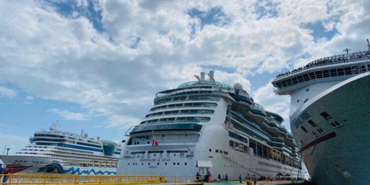 Más de 5 mil turistas llegan a Limón en tres cruceros este martes