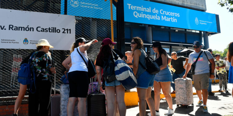 El Azamara Pursuit llegó este viernes al Puerto de Buenos Aires. (Maximiliano Luna)