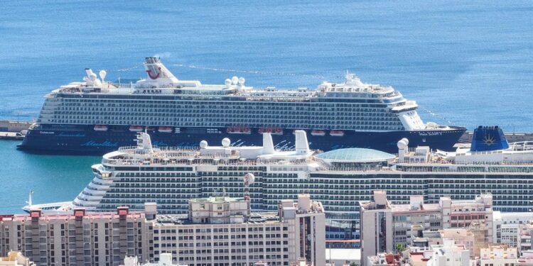 El Puerto de Santa Cruz se llena de cruceros
