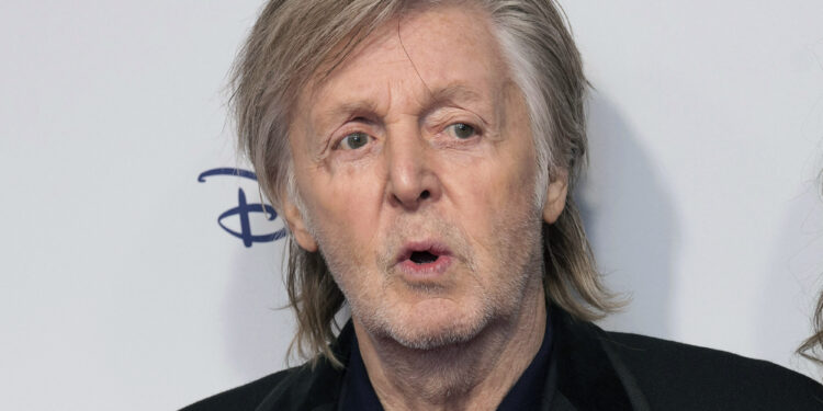 ARCHIVO - Paul McCartney posa a su llegada al estreno de la película "If These Walls Could Sing" en Londres, el 12 de diciembre de 2022. Una serie de fotografías que no habían sido presentadas en público antes, tomadas por Paul McCartney cuando los The Beatles alcanzaban el estrellato mundial, serán exhibidas en Londres a partir de junio de 2023.(Foto Scott Garfitt/Invision/AP, archivo)