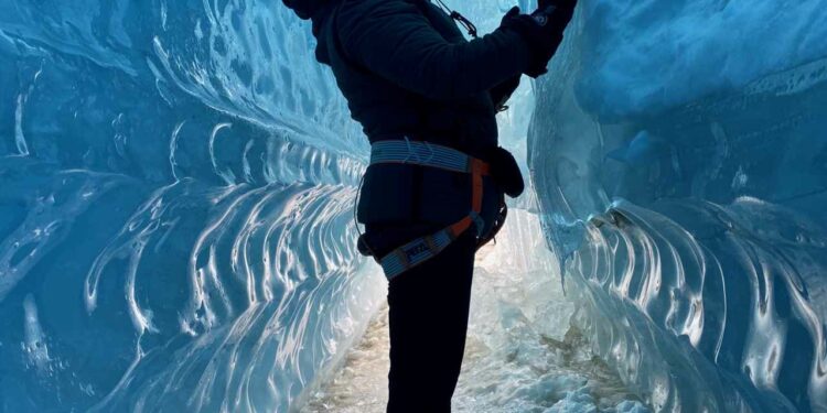 Ana Bru en un túnel de hielo en la Antártida.