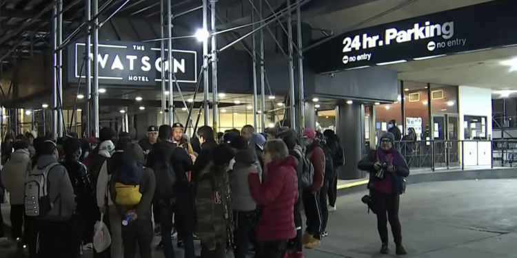 Migrantes rechazan refugio en terminal de cruceros de Brooklyn – Telemundo New York (47)