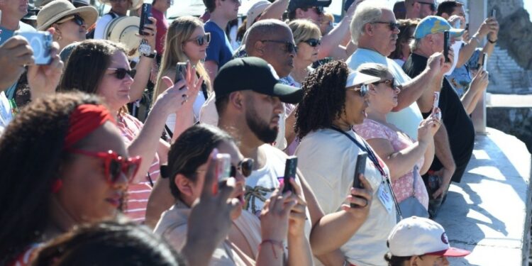 Miles de turistas llegan en cruceros al puerto de Mazatlán