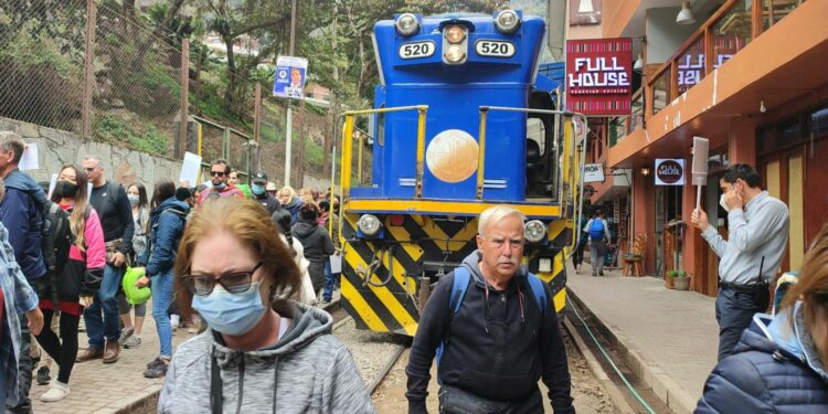 Turistas varados en el Cusco luego de suspensión de servicio de trenes que llevan a Macchu Picchu.