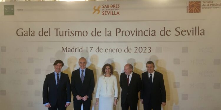 Muñoz presenta al Cuerpo Diplomático la oferta turística de la capital y sus...