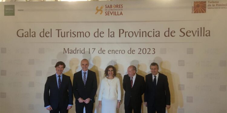 Muñoz presenta en Madrid al Cuerpo Diplomático la oferta turística de la capital en Fitur y sus "señas identitarias"