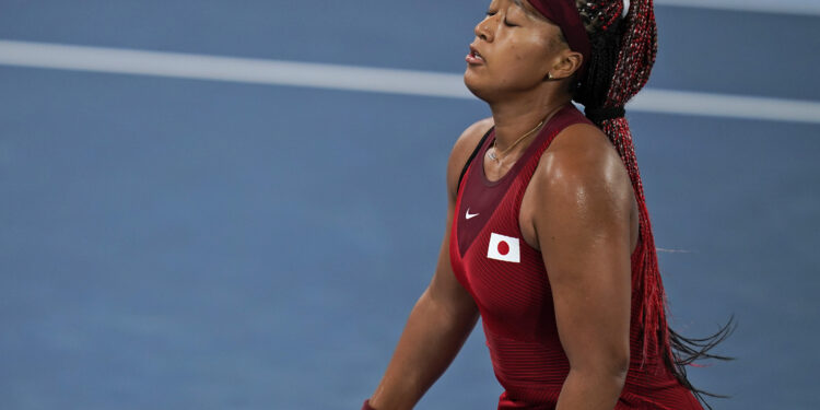 La japonesa Naomi Osaka se lamenta después de perder un punto ante la checa Marketa Vondrusova en la tercera ronda del torneo olímpico de tenis, el martes 27 de julio de 2021, en Tokio. (AP Foto/Seth Wenig)