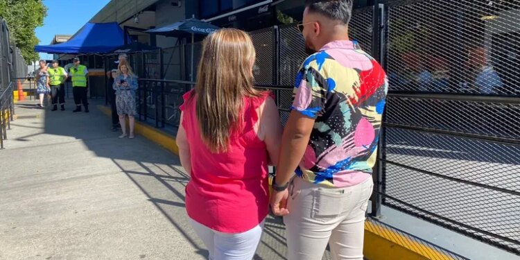 Adriana y su pareja esperaron a los alemanes afuera de la terminal (Foto: TN).