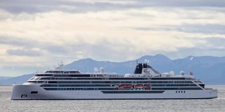 Otra vez una fatalidad: una ola gigante golpeó contra un crucero y murió una persona | NoticiasNet