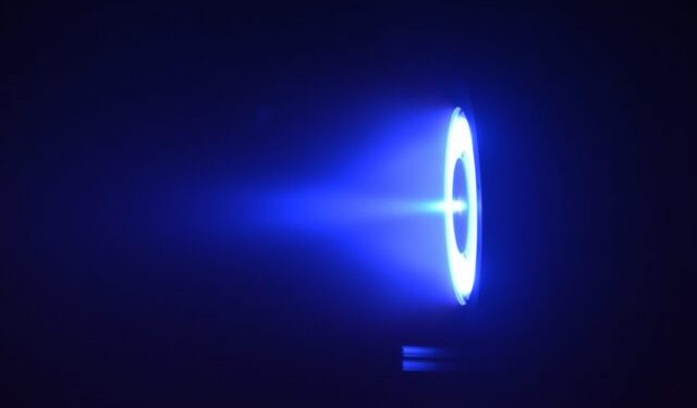 El resplandor del plasma del propulsor H9 MUSCLE Hall durante una prueba con propulsante de criptón.