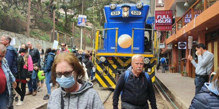 Suspensión de operaciones ferroviarias afecta a decenas de turistas en el Cusco.