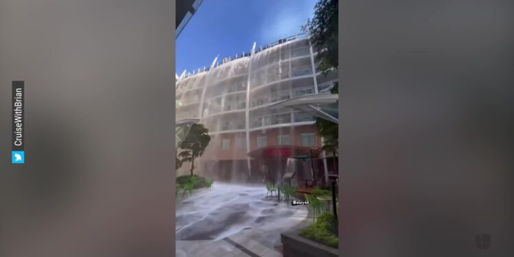 Piscina de un crucero se desborda y cae en cascada en cubierta | Video | Univision 23 Miami WLTV