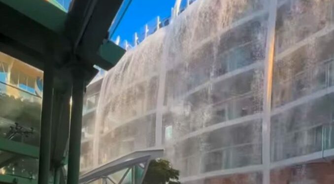 Piscina de un crucero se desborda
