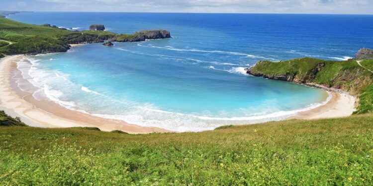 Playa nudista de Torimbia es una de las mejores de España