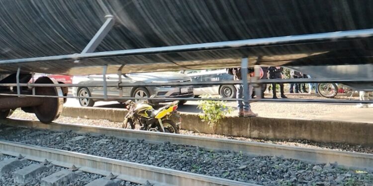 Por ganarle al tren en Crucero Nacional derrapan en motocicleta