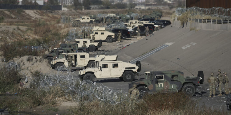 El ejército estadounidense protege la frontera de El Paso con México, visto desde Ciudad Juárez, México, el martes 20 de diciembre de 2022. (Foto AP/Christian Chávez, archivo)