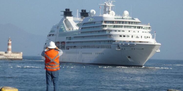 Puerto de Antofagasta atiende al crucero Seabourn Quest