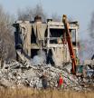Los trabajadores retiran los escombros de un edificio destruido que supuestamente era una escuela vocacional utilizada como alojamiento temporal para los soldados rusos, 63 de los cuales murieron en un ataque con misiles ucranianos, como declaró el día anterior el Ministerio de Defensa de Rusia, en el curso del conflicto Rusia-Ucrania en Makiivka