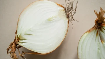 Unas cebollas cortadas a la mitad