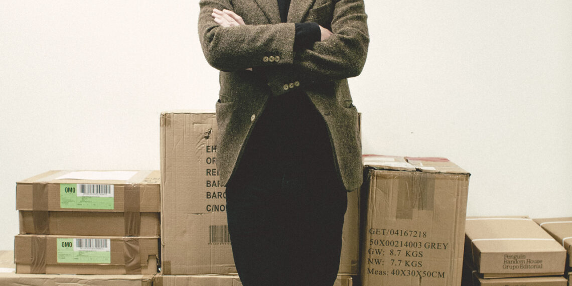 Ray Loriga en uno de los rincones de su editorial durante los d