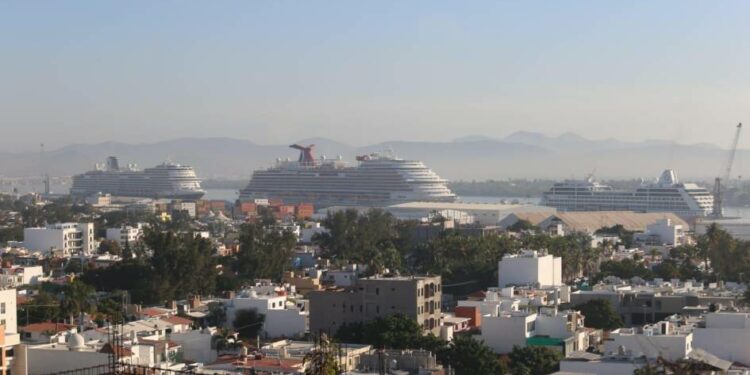 Reafirman navieras confianza en Mazatlán; llegan miles de turistas en tres cruceros