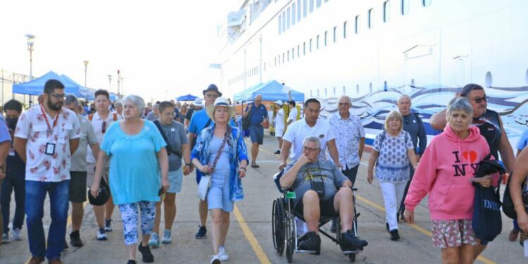Recibe Abelina López a más de 5 mil cruceristas del Norwegian Bliss