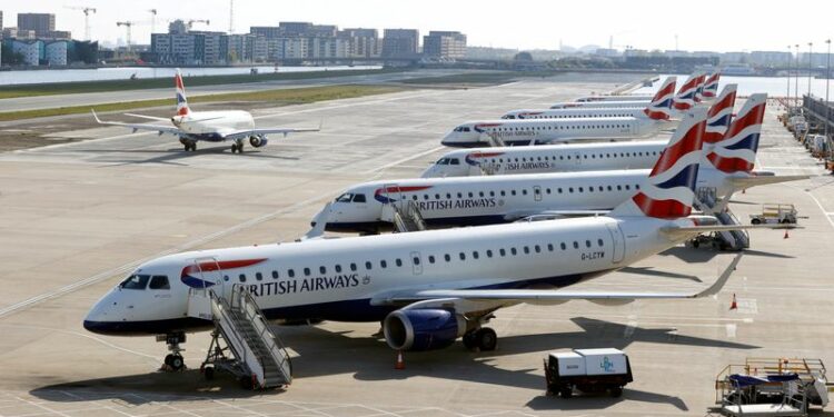 FOTO DE ARCHIVO: Aviones de la aerolínea British Airways en el Aeropuerto de la Ciudad de Londres, Reino Unido, el 29 de abril de 2021. REUTERS/John Sibley