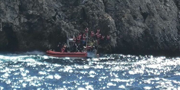 Rescatan a migrantes varados por contrabandistas en el islote Monito